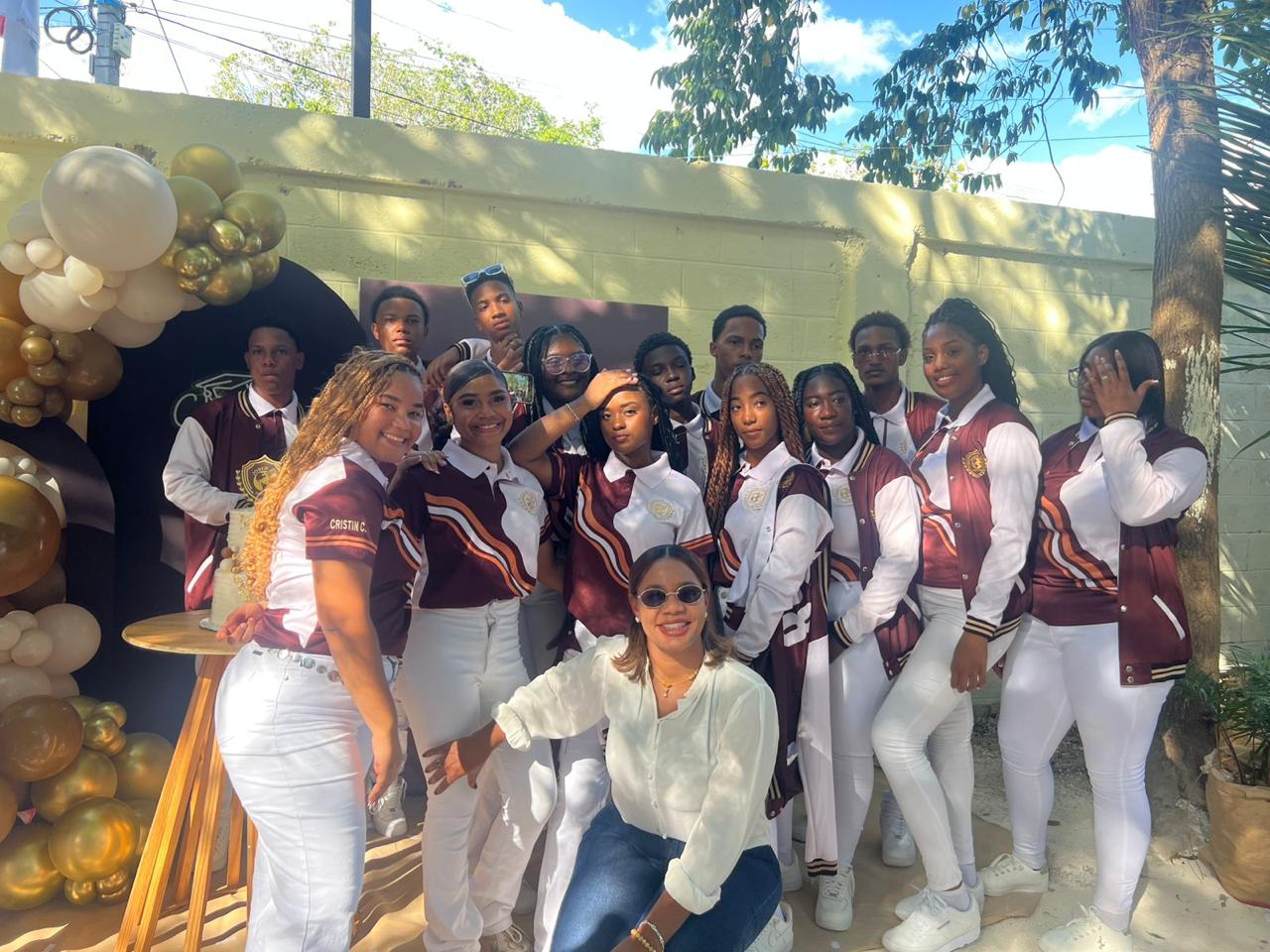 Alcaldesa de Cumayasa acompaña a estudiantes del centro Francisco del Rosario Sánchez en su lanzamiento de promoción 2026.